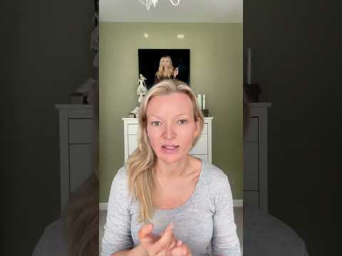 Kate Moss lookalike reviewing L’abu Skin Pro Age Trio — effective skincare for fine lines and wrinkles.”